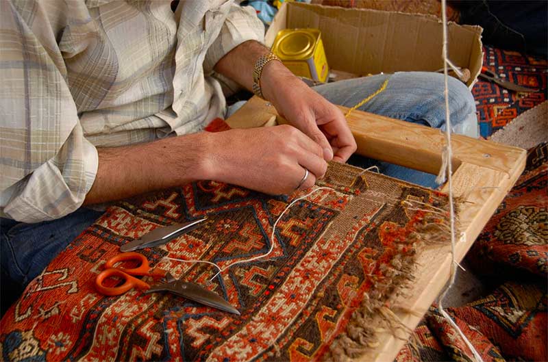 La Perse LAINE ET SOIE : Restauration, réparation et nettoyage de tapis d’Orient sur Lyon, Saint-Etienne, Bourg-en-Bresse et les alentours. Restauration Artisanale à la Main : Réparation des franges de tapis. Réparation des lisières de tapis. Traitement des trames de tapis. Relainage de tapis. Raviement des couleurs de tapis. Traitement des mites de tapis. Dépoussiérage et dessablage de tapis. La Nettoyage artisanale à l’ancienne exclusivement à la main : lavage, nettoyage de tapis.  Intervention sur sur Lyon, Saint-Etienne, Bourg-en-Bresse et les alentours