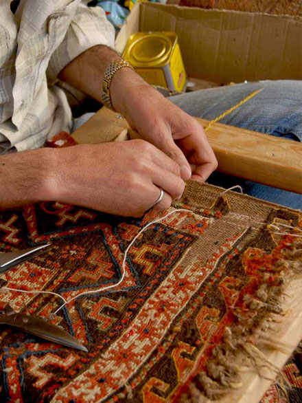 La Perse LAINE ET SOIE : Restauration, réparation et nettoyage de tapis d’Orient sur Lyon, Saint-Etienne, Bourg-en-Bresse et les alentours. Restauration Artisanale à la Main : Réparation des franges de tapis. Réparation des lisières de tapis. Traitement des trames de tapis. Relainage de tapis. Raviement des couleurs de tapis. Traitement des mites de tapis. Dépoussiérage et dessablage de tapis. La Nettoyage artisanale à l’ancienne exclusivement à la main : lavage, nettoyage de tapis.  Intervention sur sur Lyon, Saint-Etienne, Bourg-en-Bresse et les alentours
