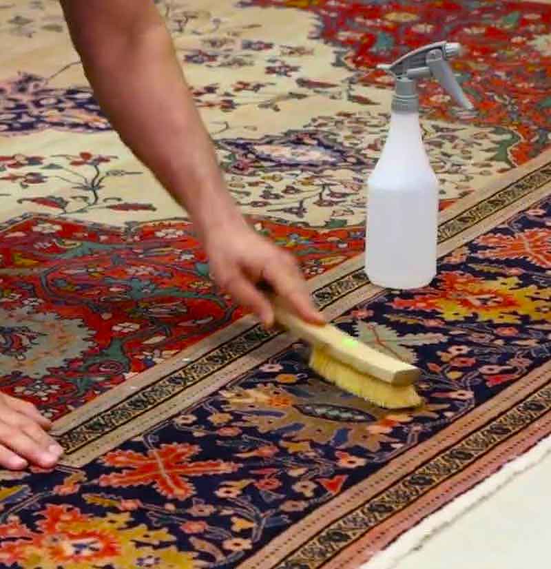 Nettoyage de tapis - La Perse LAINE ET SOIE  : Dépoussiérage, déssablage, fixation des couleurs des tapis anciens, nettoyage artisanal de tapis à la main, désinfection naturelle, séchage contrôlé, Inspection finale .  Rénovation de tapis après les dégâts des animaux, mites ...  Intervention sur sur Lyon, Saint-Etienne, Bourg-en-Bresse et les alentours