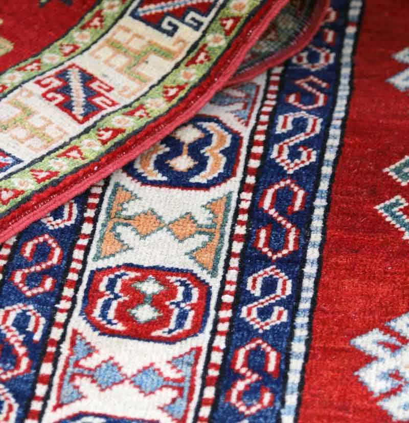 Nettoyage de tapis - La Perse LAINE ET SOIE  : Dépoussiérage, déssablage, fixation des couleurs des tapis anciens, nettoyage artisanal de tapis à la main, désinfection naturelle, séchage contrôlé, Inspection finale .  Rénovation de tapis après les dégâts des animaux, mites ...  Intervention sur sur Lyon, Saint-Etienne, Bourg-en-Bresse et les alentours