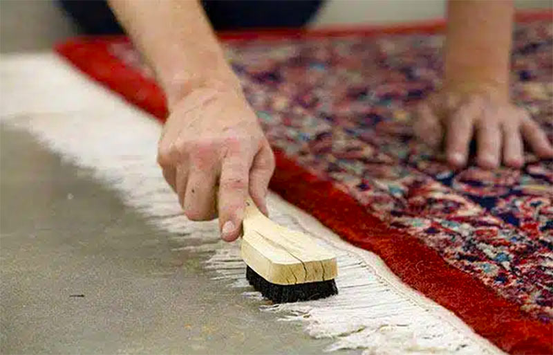 Nettoyage de tapis - La Perse LAINE ET SOIE  : Dépoussiérage, déssablage, fixation des couleurs des tapis anciens, nettoyage artisanal de tapis à la main, désinfection naturelle, séchage contrôlé, Inspection finale .  Rénovation de tapis après les dégâts des animaux, mites ...  Intervention sur sur Lyon, Saint-Etienne, Bourg-en-Bresse et les alentours