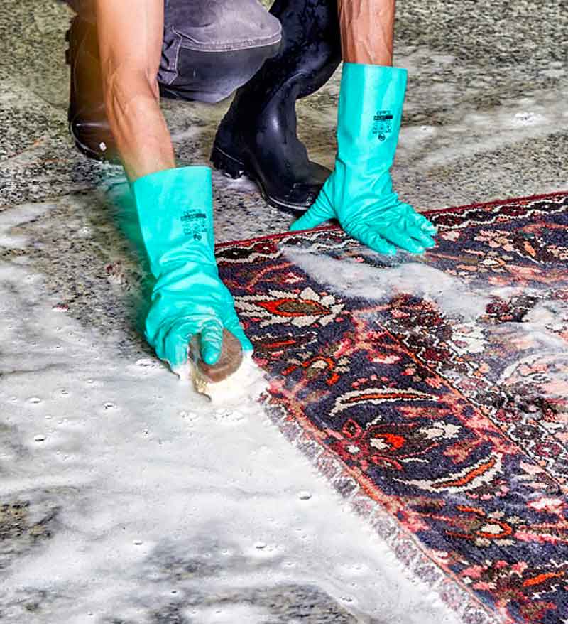 Nettoyage de tapis - La Perse LAINE ET SOIE  : Dépoussiérage, déssablage, fixation des couleurs des tapis anciens, nettoyage artisanal de tapis à la main, désinfection naturelle, séchage contrôlé, Inspection finale .  Rénovation de tapis après les dégâts des animaux, mites ...  Intervention sur sur Lyon, Saint-Etienne, Bourg-en-Bresse et les alentours