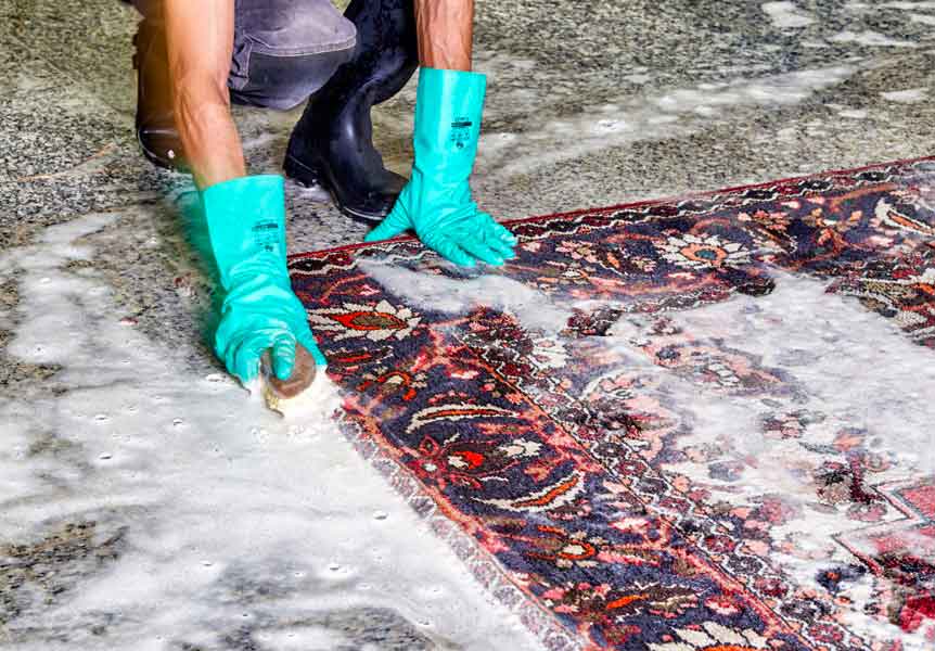 Nettoyage de tapis - La Perse LAINE ET SOIE  : Dépoussiérage, déssablage, fixation des couleurs des tapis anciens, nettoyage artisanal de tapis à la main, désinfection naturelle, séchage contrôlé, Inspection finale .  Rénovation de tapis après les dégâts des animaux, mites ...  Intervention sur sur Lyon, Saint-Etienne, Bourg-en-Bresse et les alentours