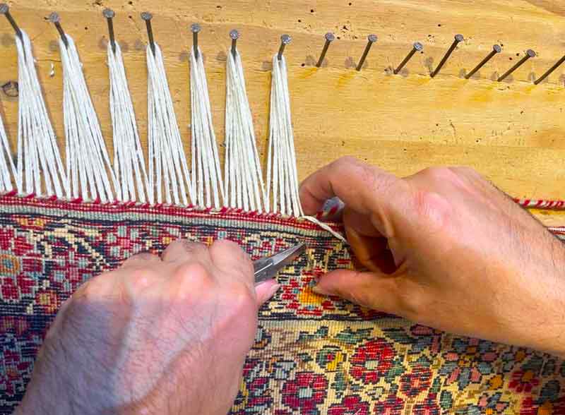 Restauration de tapis - La Perse LAINE ET SOIE  sur Lyon, Saint-Etienne, Bourg-en-Bresse et les alentours: Réparation restauration de tapis et tapisserie : réparation des lisières, restauration des franges de tapis, traitement des trames, resserrage des nœuds de tapis. Intervention sur sur Lyon, Saint-Etienne, Bourg-en-Bresse et les alentours