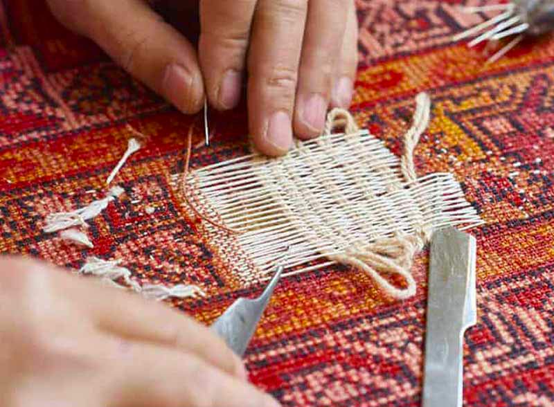 Restauration de tapis - La Perse LAINE ET SOIE  sur Lyon, Saint-Etienne, Bourg-en-Bresse et les alentours: Réparation restauration de tapis et tapisserie : réparation des lisières, restauration des franges de tapis, traitement des trames, resserrage des nœuds de tapis. Intervention sur sur Lyon, Saint-Etienne, Bourg-en-Bresse et les alentours