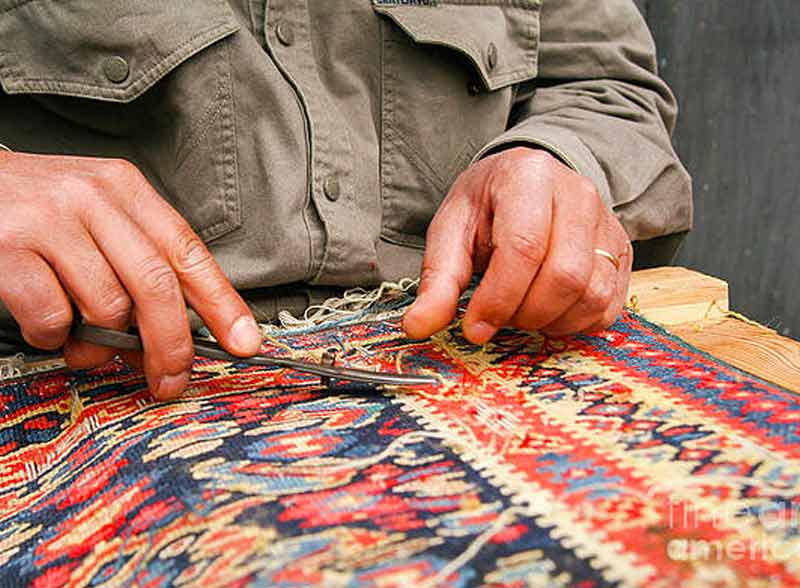 Restauration de tapis - La Perse LAINE ET SOIE  sur Lyon, Saint-Etienne, Bourg-en-Bresse et les alentours: Réparation restauration de tapis et tapisserie : réparation des lisières, restauration des franges de tapis, traitement des trames, resserrage des nœuds de tapis. Intervention sur sur Lyon, Saint-Etienne, Bourg-en-Bresse et les alentours
