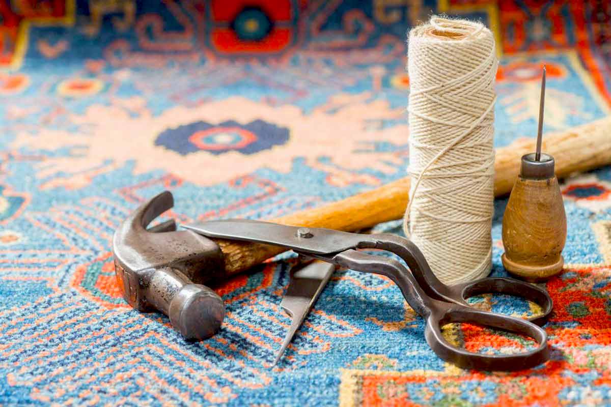 Restauration de tapis - La Perse LAINE ET SOIE  sur Lyon, Saint-Etienne, Bourg-en-Bresse et les alentours: Réparation restauration de tapis et tapisserie : réparation des lisières, restauration des franges de tapis, traitement des trames, resserrage des nœuds de tapis. Intervention sur sur Lyon, Saint-Etienne, Bourg-en-Bresse et les alentours