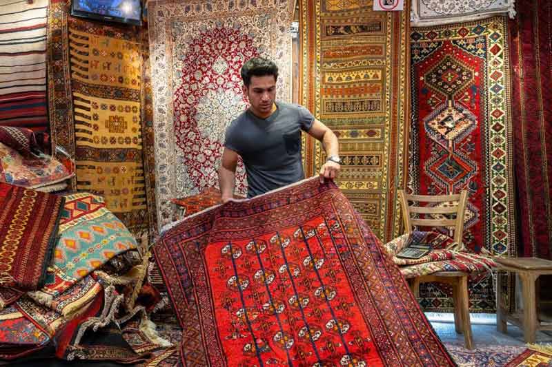 La Perse LAINE ET SOIE : Restauration, réparation et nettoyage de tapis d’Orient sur Lyon, Saint-Etienne, Bourg-en-Bresse et les alentours. Restauration Artisanale à la Main : Réparation des franges de tapis. Réparation des lisières de tapis. Traitement des trames de tapis. Relainage de tapis. Raviement des couleurs de tapis. Traitement des mites de tapis. Dépoussiérage et dessablage de tapis. La Nettoyage artisanale à l’ancienne exclusivement à la main : lavage, nettoyage de tapis.  Intervention sur sur Lyon, Saint-Etienne, Bourg-en-Bresse et les alentours